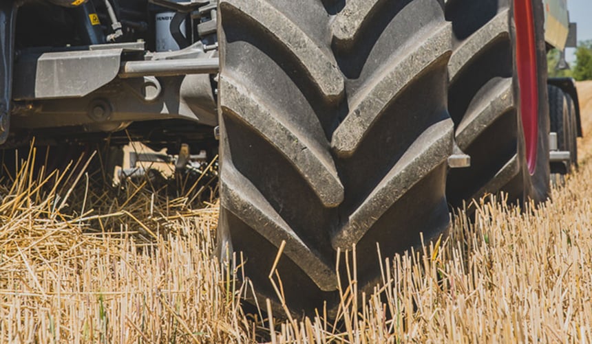 Gebruik van de tractor op het land